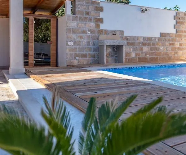 Luxury David With A Private Boat, Heated Pool, Jacuzzi And Sauna