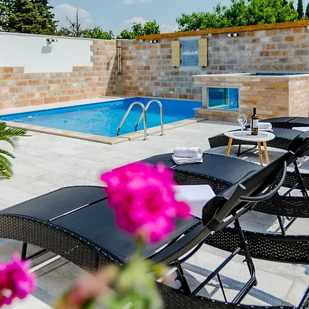 Villa Luxury David With A Private Boat, Heated Pool, Jacuzzi And Sauna Nerezisca