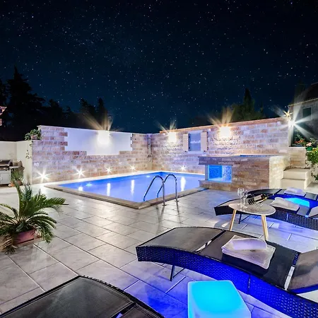 Luxury David With A Private Boat, Heated Pool, Jacuzzi And Sauna 빌라 Nerezisca