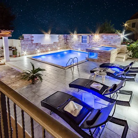 빌라 Luxury David With A Private Boat, Heated Pool, Jacuzzi And Sauna Nerezisca